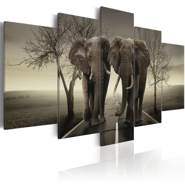 ARTGEIST It's a wild World! - Bild på elefanter som går på vägen tryckt på duk - Flera storlekar 10