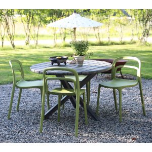 Matgrupp Scottsdale: Runt grått träbord inklusive 4 st Nordanå stapelbara stolar